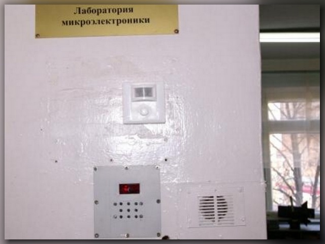 установленная схемы охранная сигнализация на стене