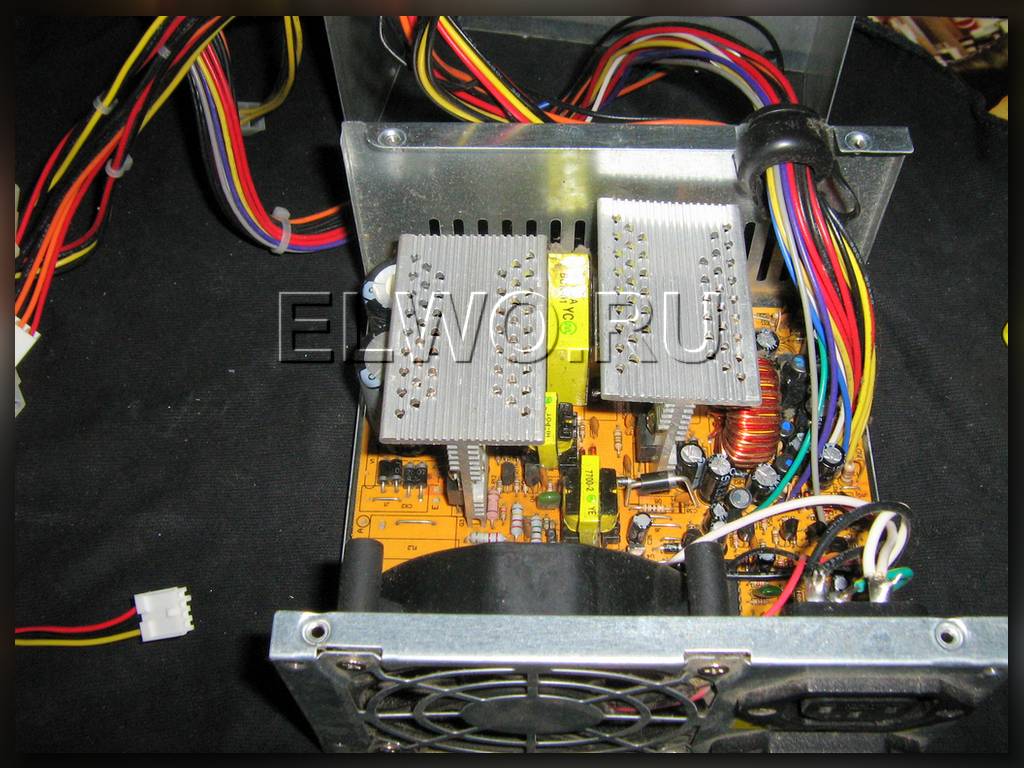 блок питания ATX плата с деталями внутри