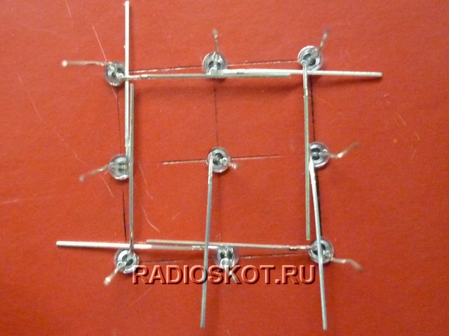 загибаем катоды (минусы светодиодов)