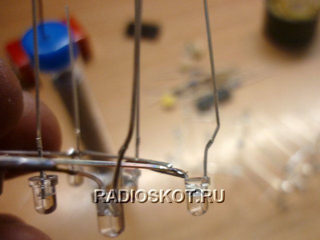 отгибаем выводы LED