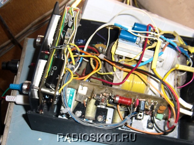 ЛАБОРАТОРНЫЙ БП С ЦИФРОВЫМ АМПЕРВОЛЬТМЕТРОМ