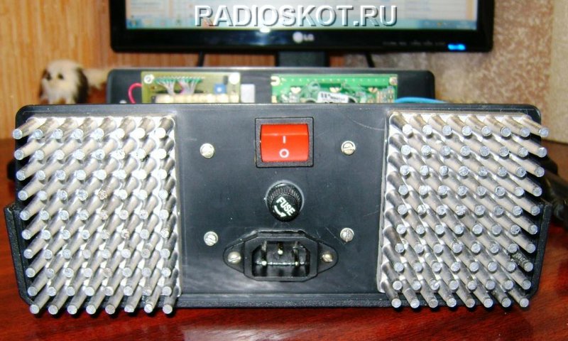 Задняя панель ЛАБОРАТОРНОГО ИСТОЧНИКА ПИТАНИЯ