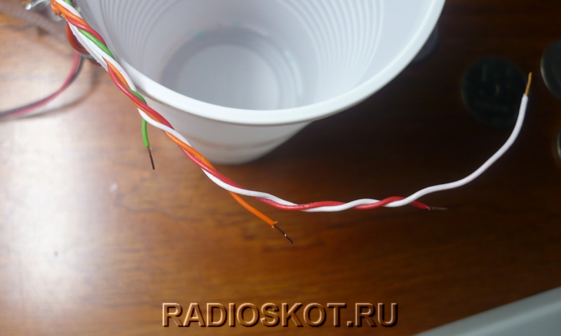 припаиваем провода, и подключаем батарейку