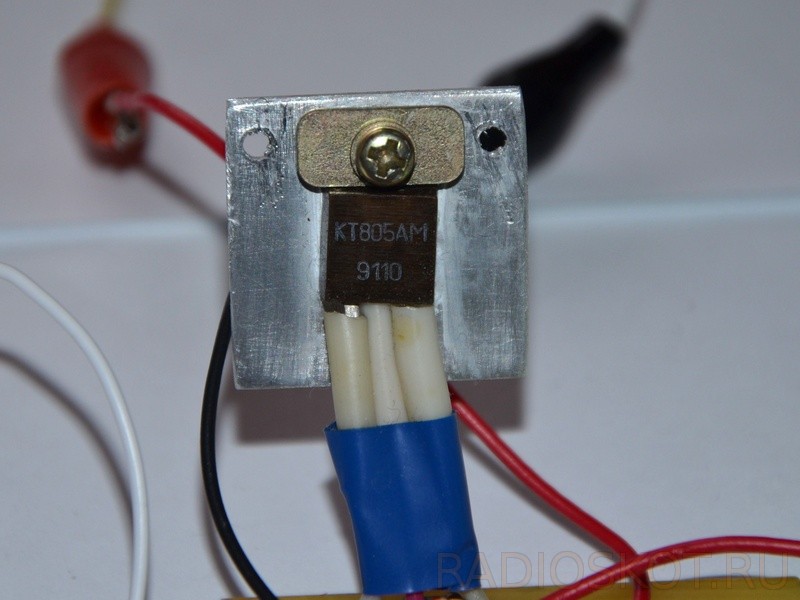 транзистор КТ805АМ на радиаторе