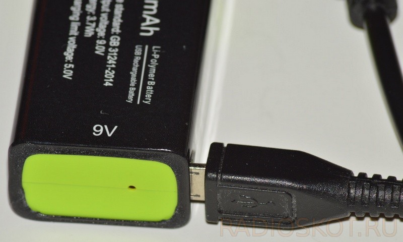 Для зарядки аккумуляторной батареи micro-USB разъем