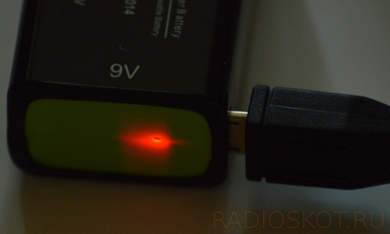 Для зарядки аккумуляторной кроны micro-USB разъем